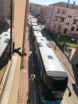 Il traffico pesante scuote via Naccari