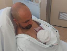 Pelle a pelle di papà Daniele con la piccola Rosa
