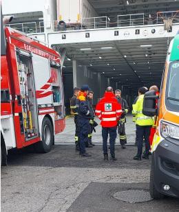 Incendio nel mercantile, arrivano i pompieri