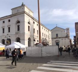 Lavori in centro sullo storico stendardo