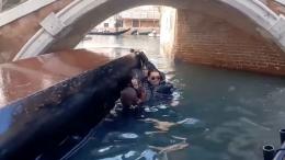 Per una foto fanno rovesciare la gondola 