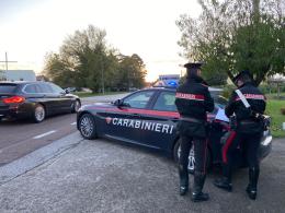 Ruba jeans e giubbotti nel negozio, arrestato