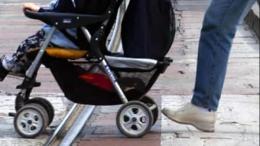 Travolge il passeggino e scappa via