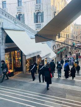 Pizzicata coppia di "scatolettisti" sul Ponte di Rialto