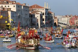 Il moto ondoso distrugge Venezia