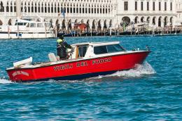 Finisce nel canale mentre guarda lo smartphone