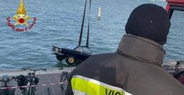 Finisce con l'auto in laguna e muore