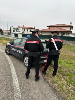 Violento con la moglie, i carabinieri lo allontanano da casa
 