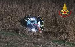 Volano fuoristrada in auto, quattro feriti