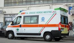 Scende dall'auto e stramazza a terra