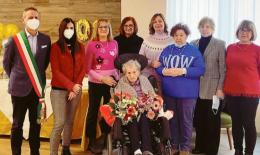 Nonna Elena arriva a quota 102, è grande festa