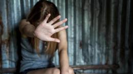 Investono l'ex fidanzato della figlia e lo lasciano agonizzante in un fosso