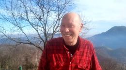 Taglia un albero, ma gli cade addosso: muore a 60 anni