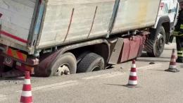 Cede l'asfalto, camion precipita nella voragine