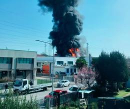 Terribile incendio a Saonara, il fumo visibile anche da Chioggia