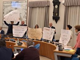 Il consiglio termina nel caos
