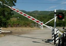 Auto sui binari : sfiorata la tragedia