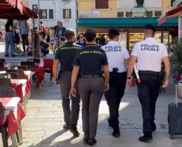 Aggredisce e picchia un cameriere