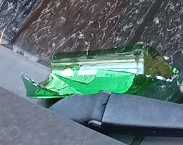 Bottigliate contro le auto in sosta