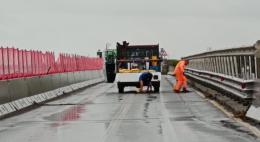 Buche pericolose sul ponte, ripristinata la viabilità