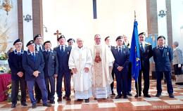 I fedeli salutano i propri sacerdoti