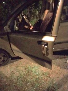 Alterato si accanisce sull’auto
