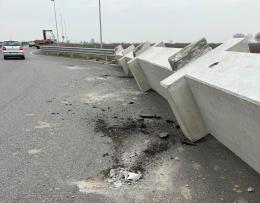 Trave di cemento cade da un carico eccezionale 
sulla strada