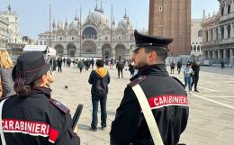 Ruba un cellulare e chiede soldi per restituirlo, arrestato 