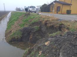 Cede il manto stradale, chiude via Amolara
