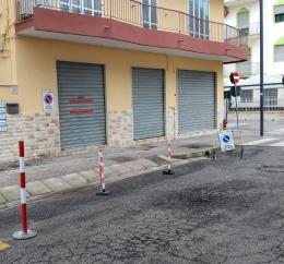 Manca il posto auto. Se lo crea