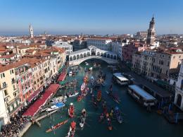 Bomba carta al Carnevale di Venezia, ferito un uomo