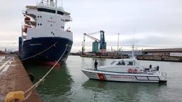 Nave sversa gasolio, interviene la Guardia Costiera