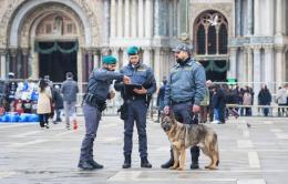 Si accascia a terra,  salvato dai finanzieri grazie al defibrillatore