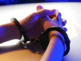 Viola il divieto di avvicinarsi, arrestato