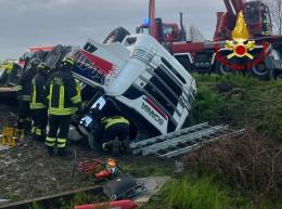 Camion esce di strada, ferito l'autista