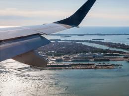 Voli sempre pi&ugrave; cari: esplode il peso dei supplementi e dei servizi extra