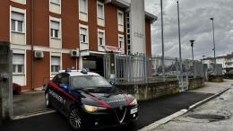 Irrompe in casa della moglie e la aggredisce: arrestato 