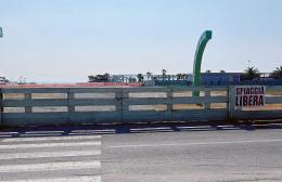 Spiaggia libera col “lucchetto”