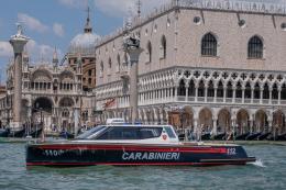 Stretta dei Carabinieri sull’abusivismo: sequestrati 1.700 souvenir irregolari 