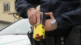 Armato di coltelli si barrica in casa: fermato col taser
