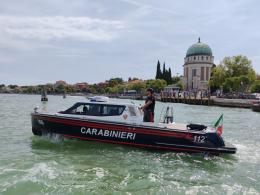 Spaccano il vetro e rubano dall'auto in sosta: due gli arresti