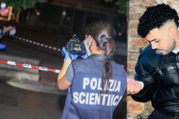 Muore a 22 anni, accoltellato in piazza