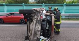L'auto si ribalta, ferite madre e figlia