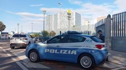 Investe tre giovani e fugge
