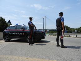 Ruba gli arredi da un esercizio commerciale, denunciato un uomo