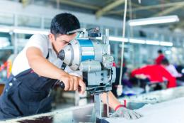 Operai e impiegati sempre pi&ugrave; anziani