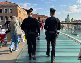 Borseggiano una turista, poi tentano la fuga, arrestate tre persone