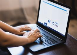 Teneva lezioni contro i pericoli del web ma aveva foto di minori nel pc