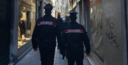 Derubano una turista, arrestati due uomini