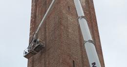Cadono calcinacci dal campanile